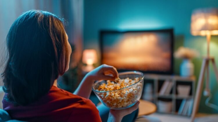 Psychology Explains Why Some People Can’t Watch TV Without Multitasking — And Why Rest Feels Like Failure